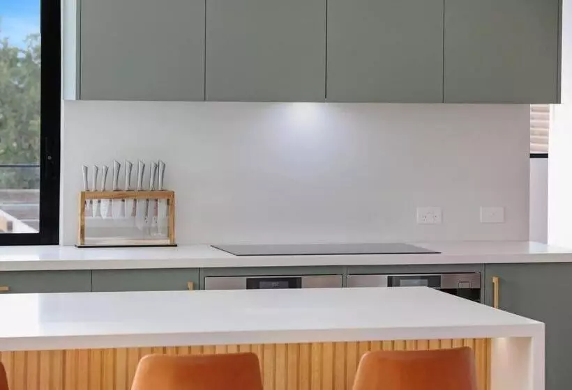 Beachfront Escape   6 Bedroom, Pool & Beach Access