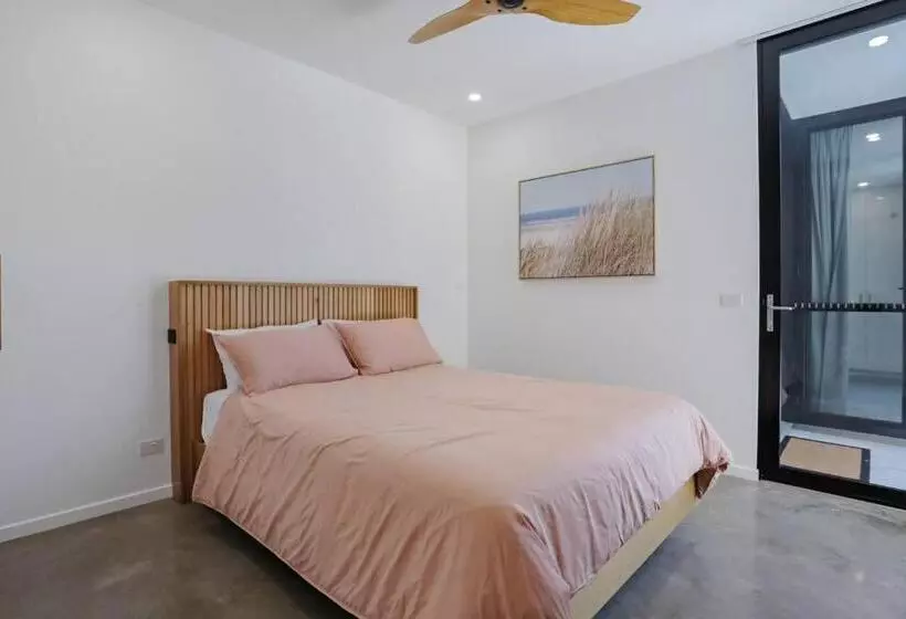 Beachfront Escape   6 Bedroom, Pool & Beach Access