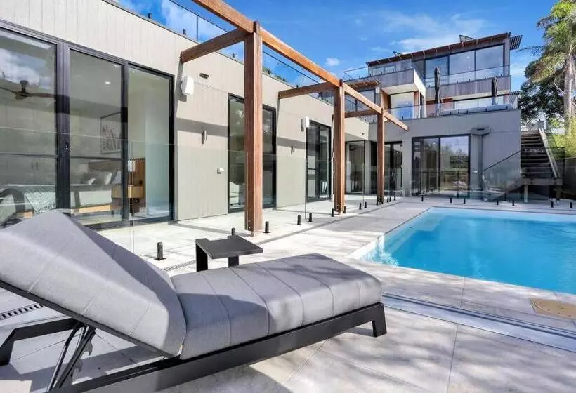 Beachfront Escape   6 Bedroom, Pool & Beach Access