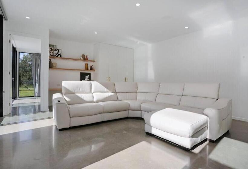 Beachfront Escape   6 Bedroom, Pool & Beach Access