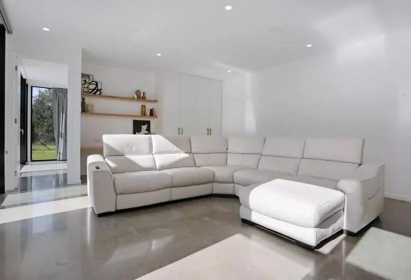 Beachfront Escape   6 Bedroom, Pool & Beach Access