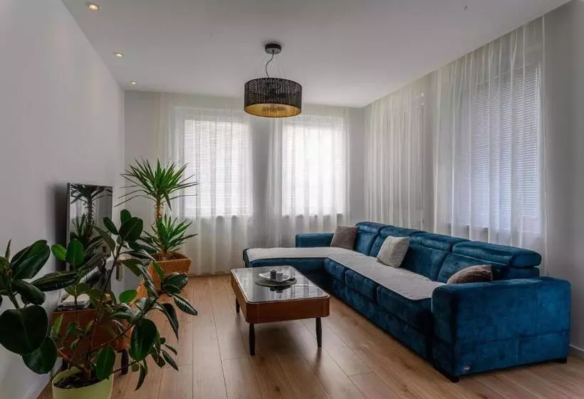 Beautiful Modern Apartment With Large Livingroom