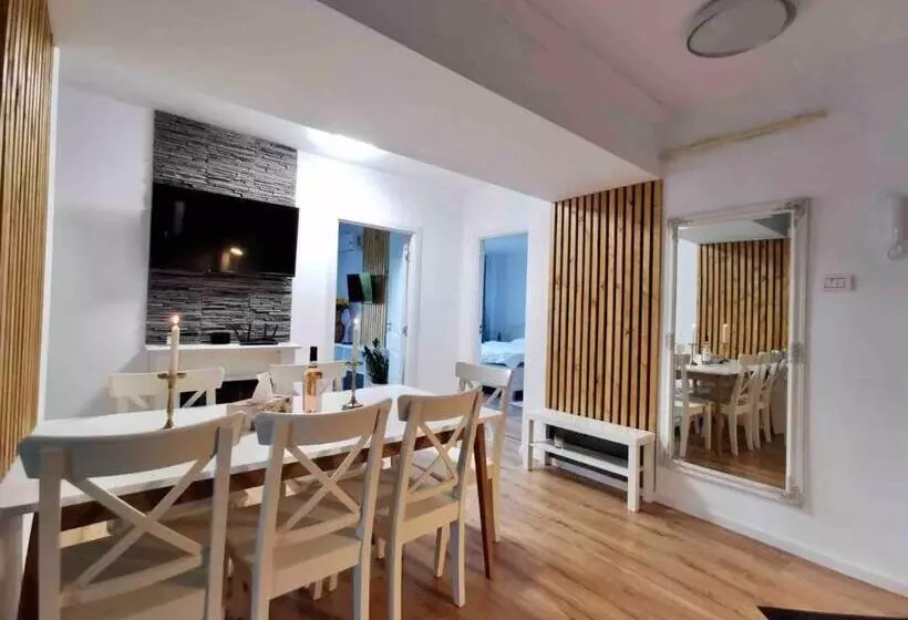 Lovely 3 Bedroom Apartment In The City Center