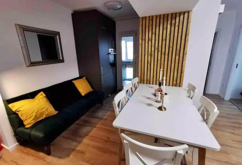 Lovely 3 Bedroom Apartment In The City Center