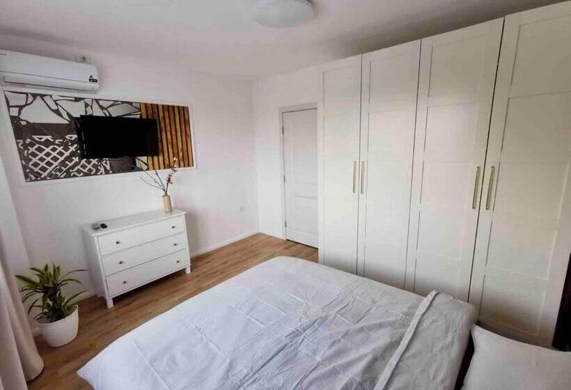 Lovely 3 Bedroom Apartment In The City Center