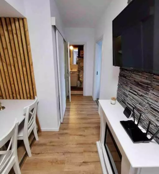 Lovely 3 Bedroom Apartment In The City Center