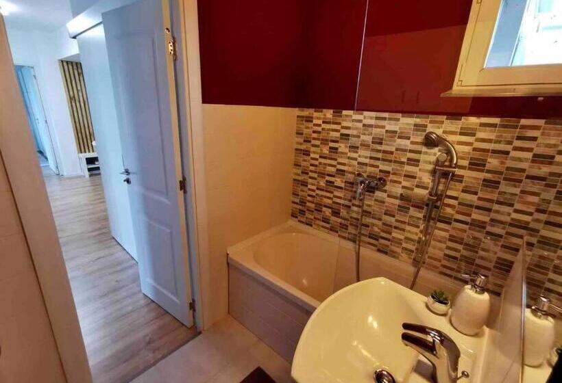 Lovely 3 Bedroom Apartment In The City Center