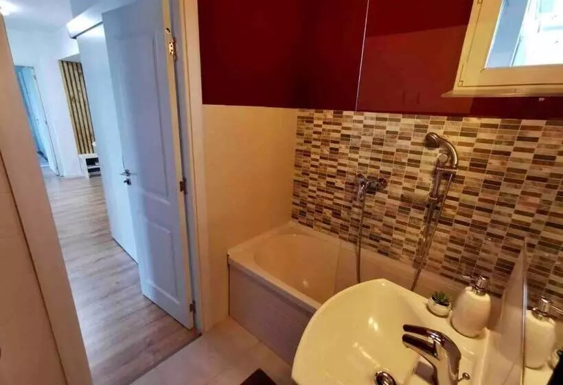 Lovely 3 Bedroom Apartment In The City Center