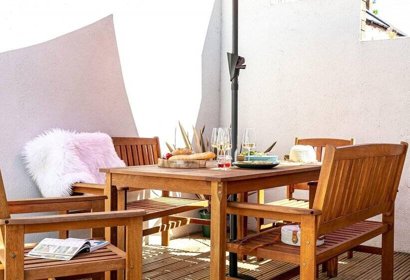 The Terrace Light, Bright Characterful Coastal Home With Parking Near Beaches