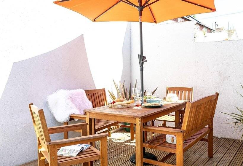 The Terrace Light, Bright Characterful Coastal Home With Parking Near Beaches