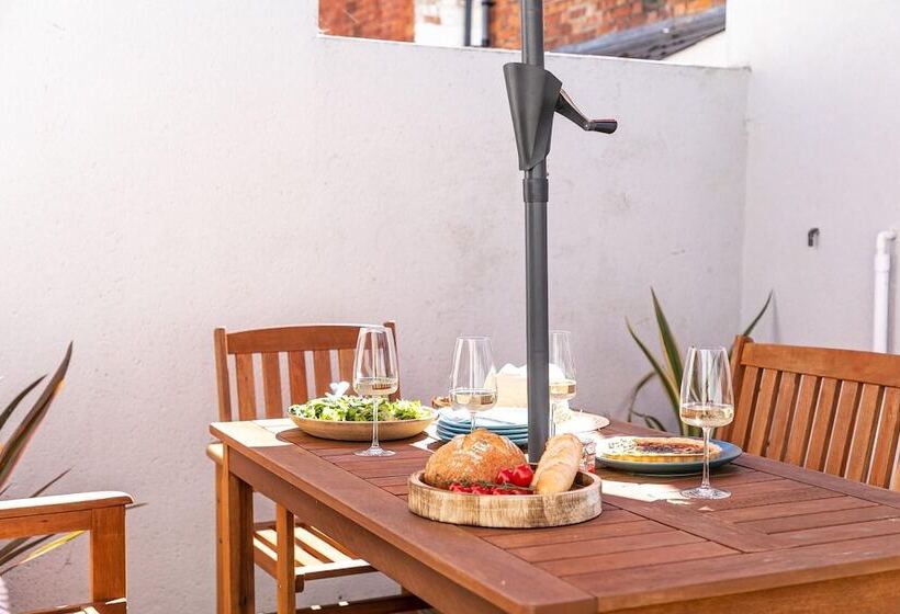 The Terrace Light, Bright Characterful Coastal Home With Parking Near Beaches