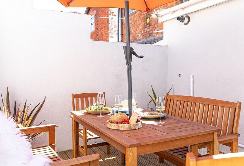 The Terrace Light, Bright Characterful Coastal Home With Parking Near Beaches