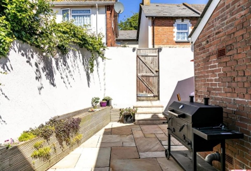 The Terrace Light, Bright Characterful Coastal Home With Parking Near Beaches