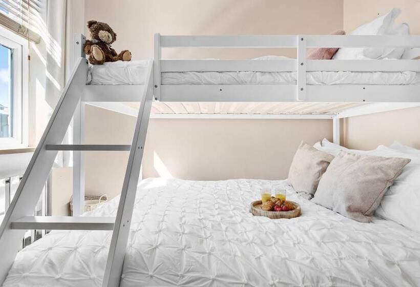 The Terrace Light, Bright Characterful Coastal Home With Parking Near Beaches