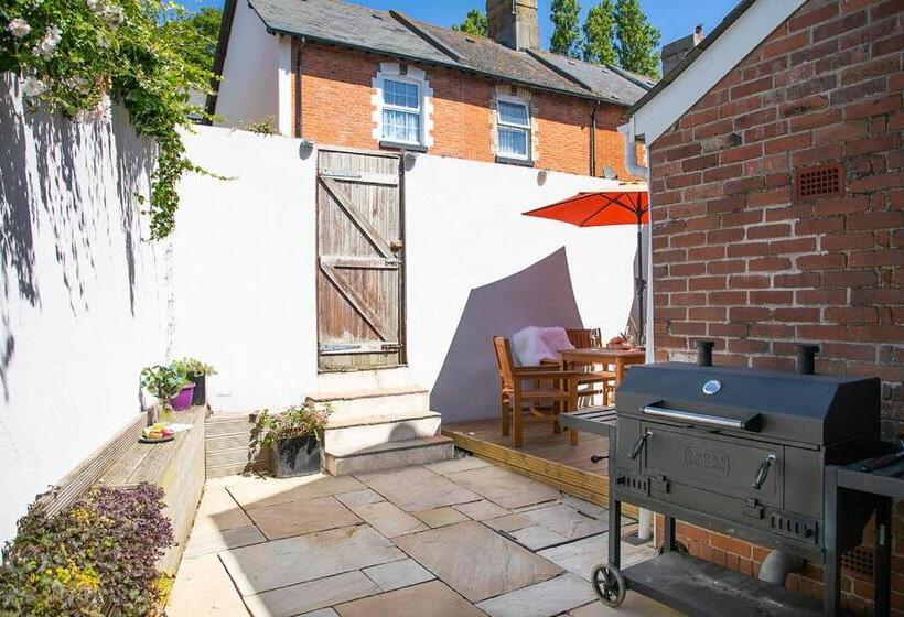 The Terrace Light, Bright Characterful Coastal Home With Parking Near Beaches