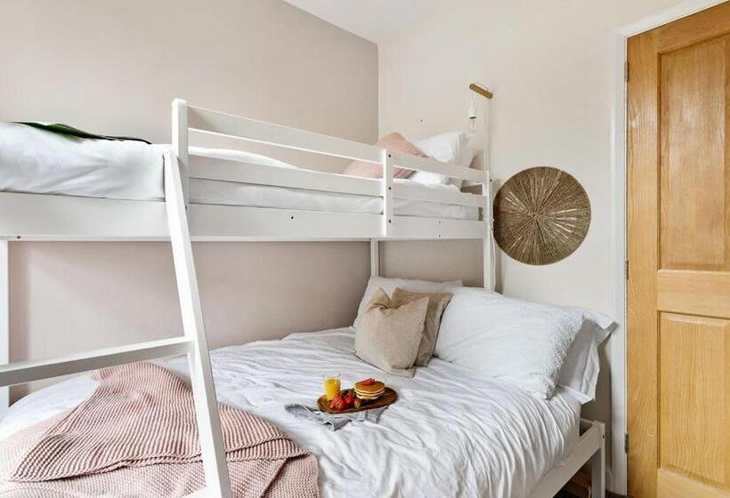 The Terrace Light, Bright Characterful Coastal Home With Parking Near Beaches