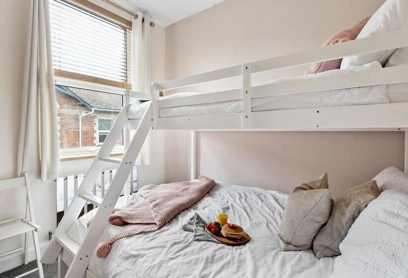 The Terrace Light, Bright Characterful Coastal Home With Parking Near Beaches