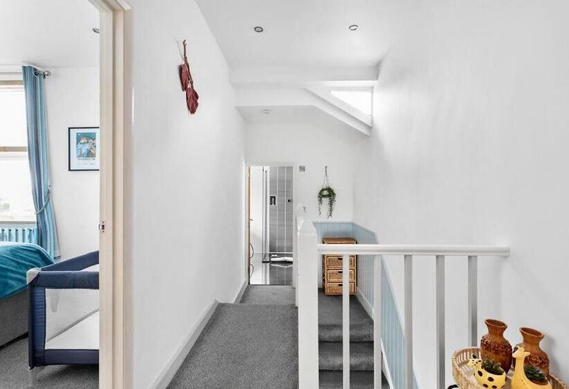 The Terrace Light, Bright Characterful Coastal Home With Parking Near Beaches