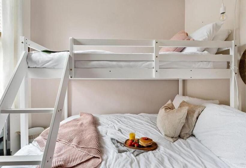 The Terrace Light, Bright Characterful Coastal Home With Parking Near Beaches