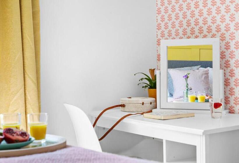 The Terrace Light, Bright Characterful Coastal Home With Parking Near Beaches