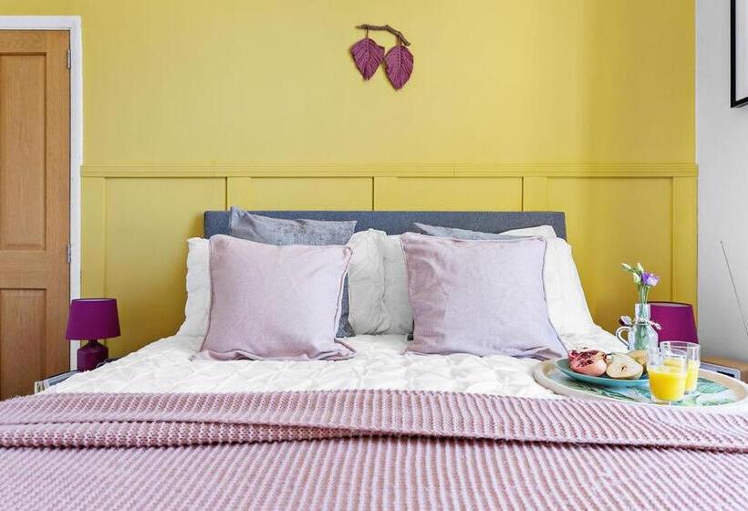 The Terrace Light, Bright Characterful Coastal Home With Parking Near Beaches