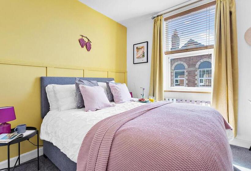 The Terrace Light, Bright Characterful Coastal Home With Parking Near Beaches