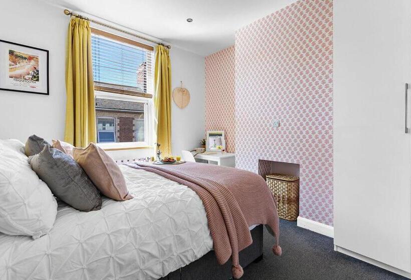 The Terrace Light, Bright Characterful Coastal Home With Parking Near Beaches