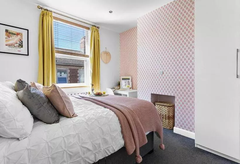 The Terrace   Light, Bright Characterful Coastal Home With Parking Near Beaches