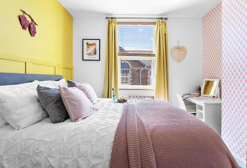 The Terrace Light, Bright Characterful Coastal Home With Parking Near Beaches