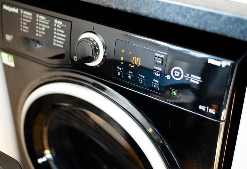 The Woodfield   Stunning Modern 2 Bed Apartment   Tv In Every Bedroom!