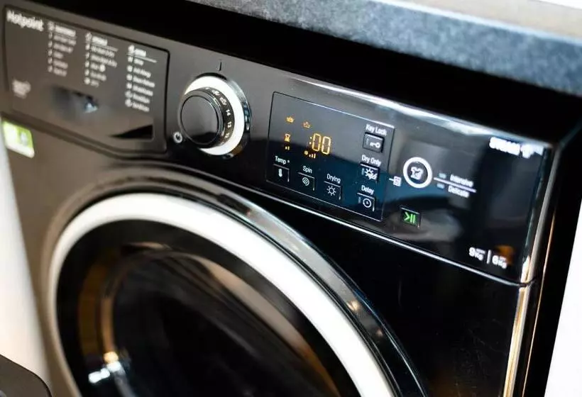 The Woodfield   Stunning Modern 2 Bed Apartment   Tv In Every Bedroom!