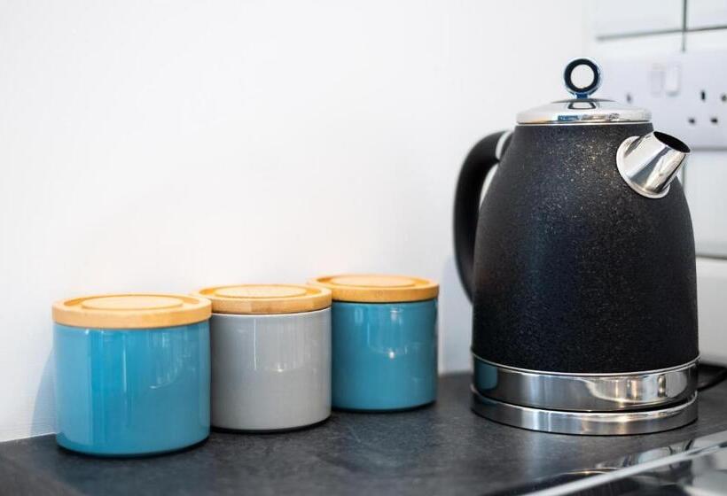 The Woodfield   Stunning Modern 2 Bed Apartment   Tv In Every Bedroom!