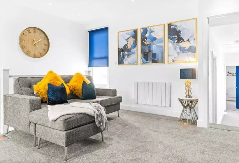 The Woodfield   Stunning Modern 2 Bed Apartment   Tv In Every Bedroom!