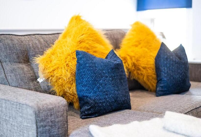 The Woodfield   Stunning Modern 2 Bed Apartment   Tv In Every Bedroom!