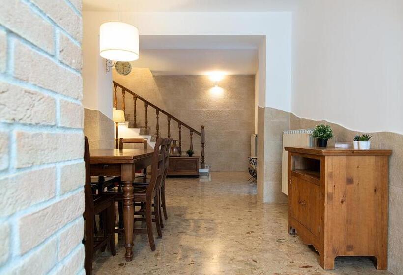 تختخواب و صبحانه Fox House Bnb