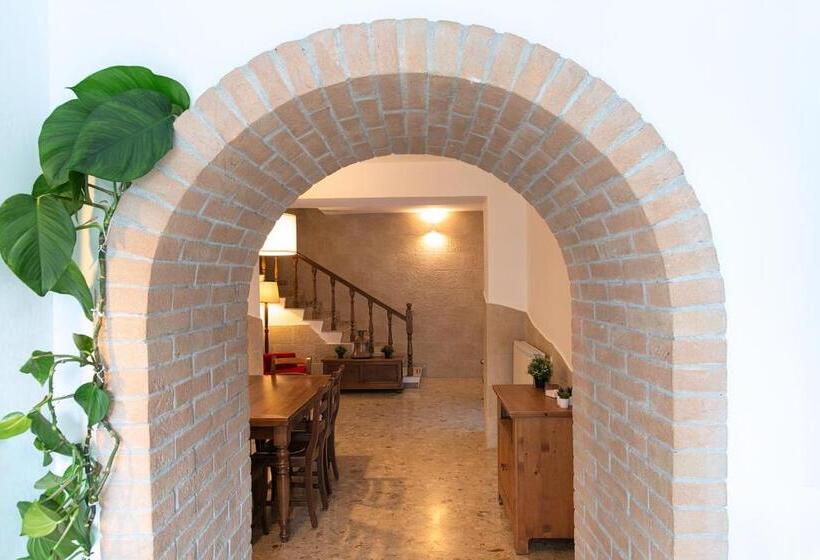 تختخواب و صبحانه Fox House Bnb