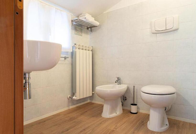 تختخواب و صبحانه Fox House Bnb