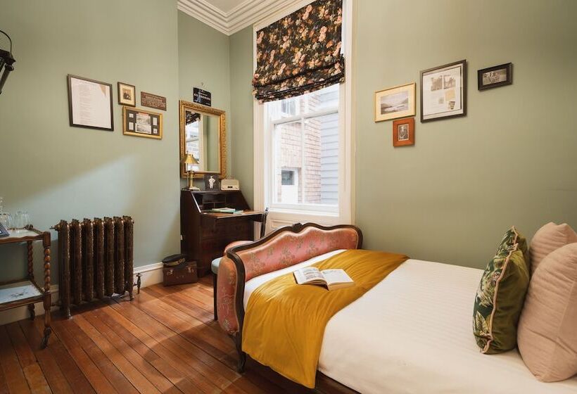 בית מלון כפרי The Harrison Chambers Of Distinction