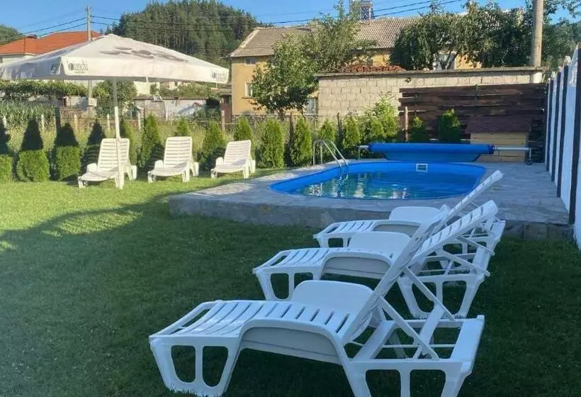 Majatalo бялата къща