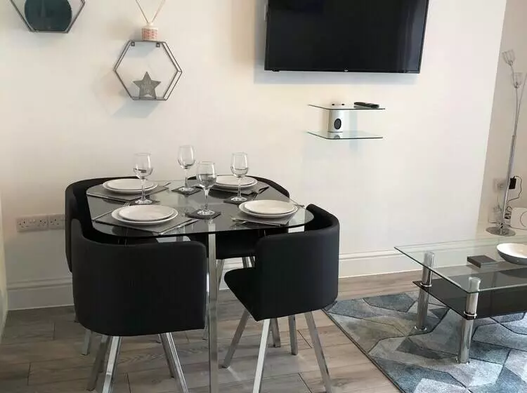 Highfield House   1 Bed Sleeps 2 Tjs20hh