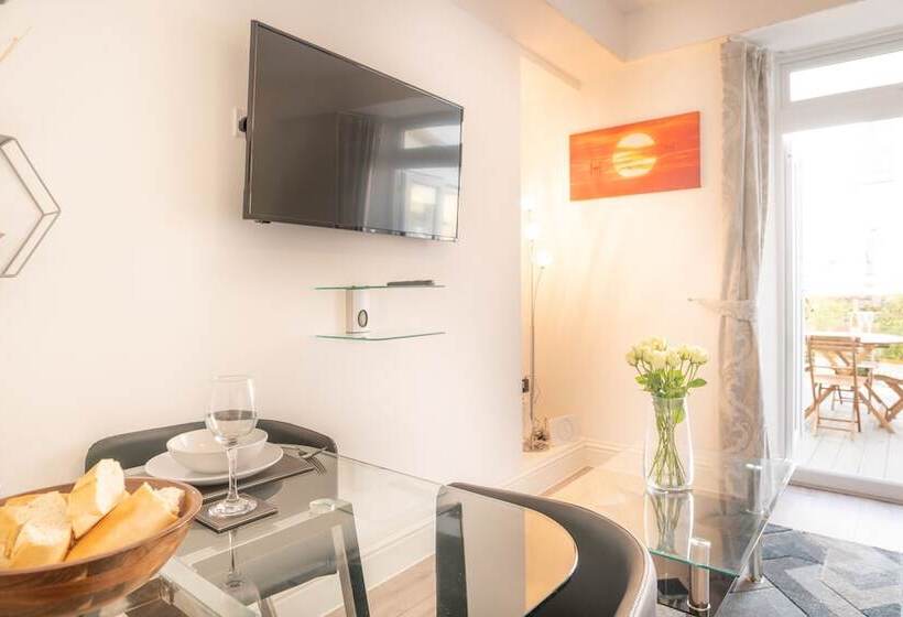 Highfield House   1 Bed Sleeps 2 Tjs20hh