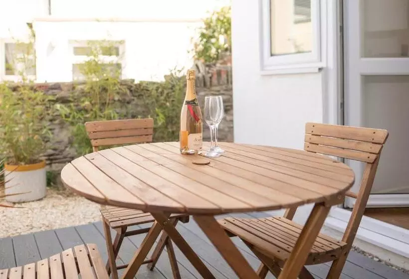 Highfield House   1 Bed Sleeps 2 Tjs20hh