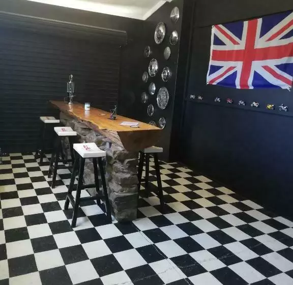 ペンション The V8 Guest House