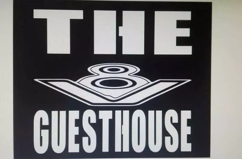 ペンション The V8 Guest House