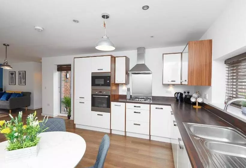 Derby City Centre   Train Station Roof Terrace House 3 Bed