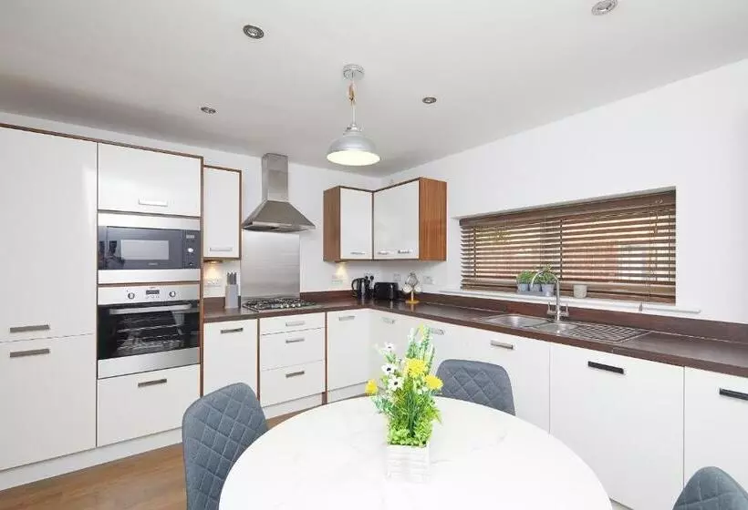 Derby City Centre   Train Station Roof Terrace House 3 Bed