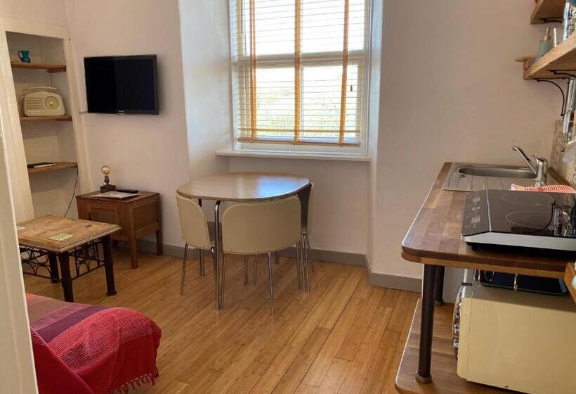 The Mexico Inn, Flat One