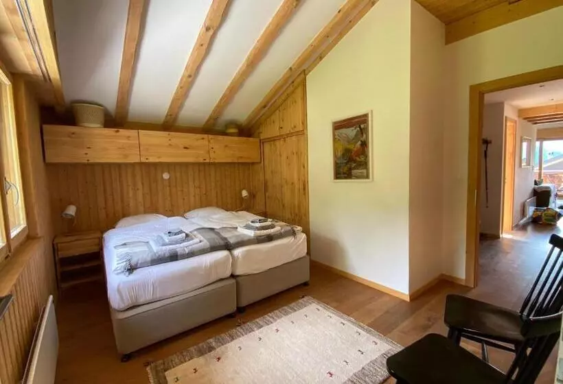 Verbier Sunny Apt, Fabulous View & Balcony, Sleeps 8
