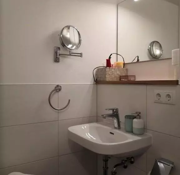 Motel Q   Das Kleine Stadt