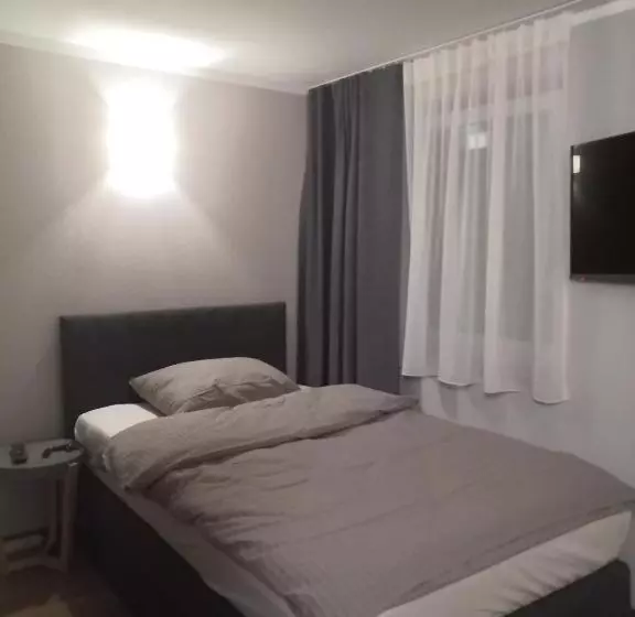 Motel Q   Das Kleine Stadt